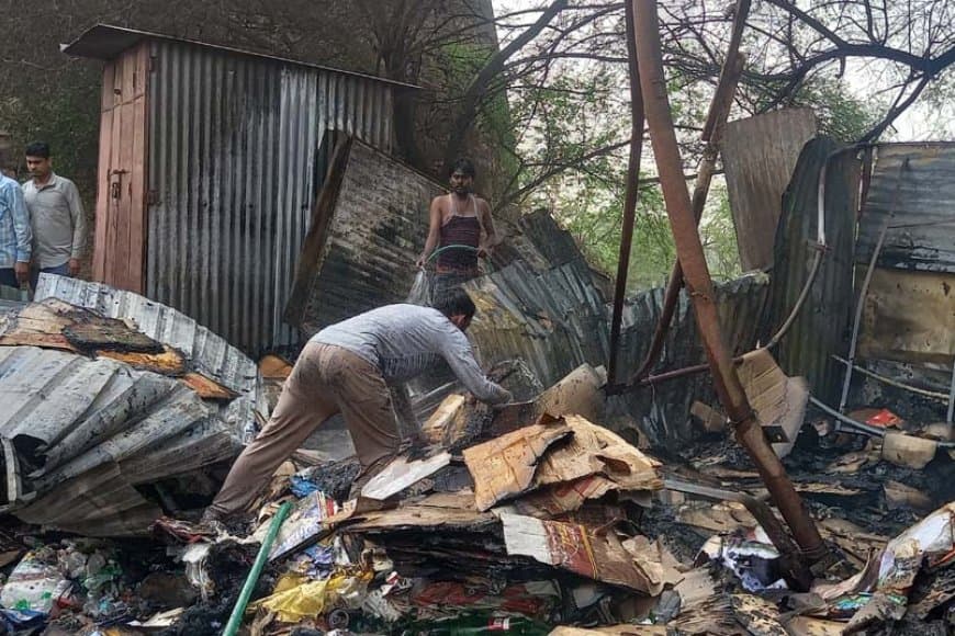 कबाड़ की दुकान में लगी भीषण आग