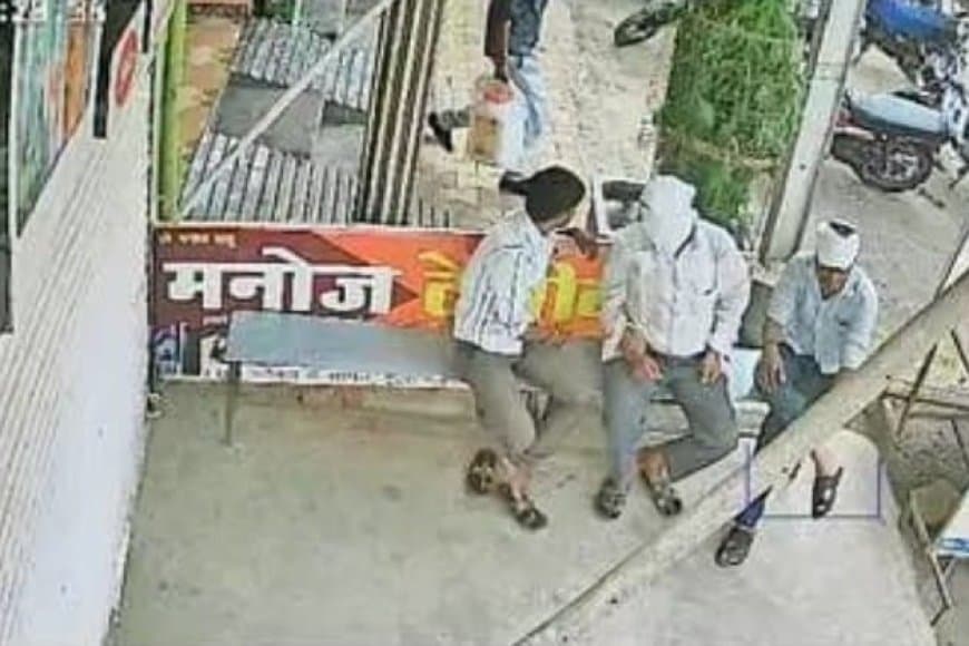  तेल का ड्रम चोरी कर बाइक से भागे, सीसीटीवी में कैद