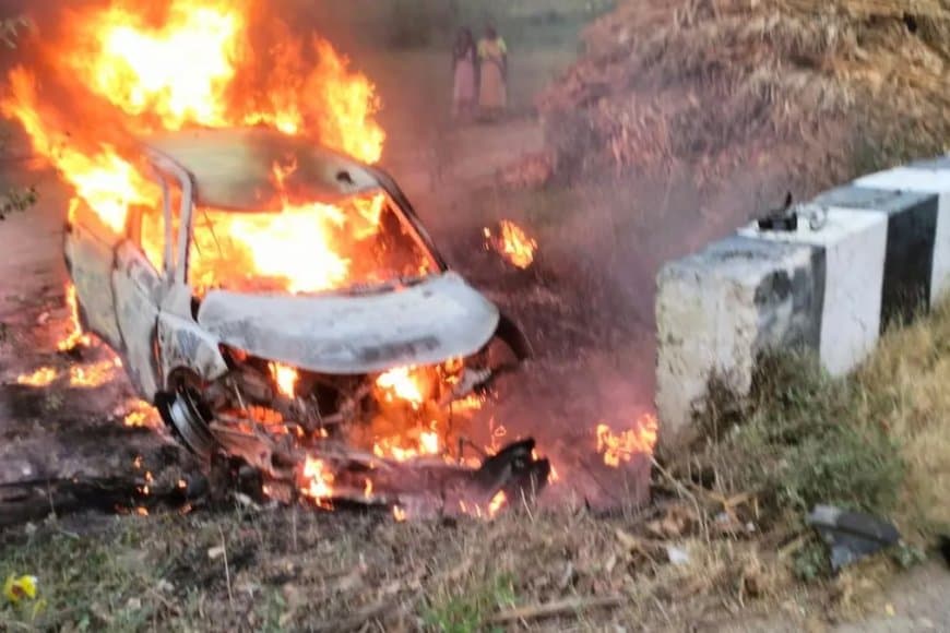 पुल से टकराते ही आग का गोला बनी कार, पांच जिंदगी खाक