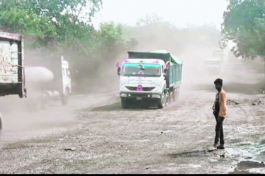 कोल परिवहन में लगे ट्रेलर मानकों की उड़ा रहे धज्जियां, जिम्मेदार मेहरबान