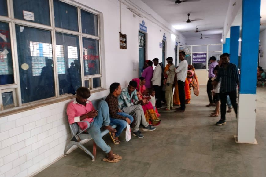 अस्पताल में डॉक्टरों की कमी से जूझ रहे मरीज