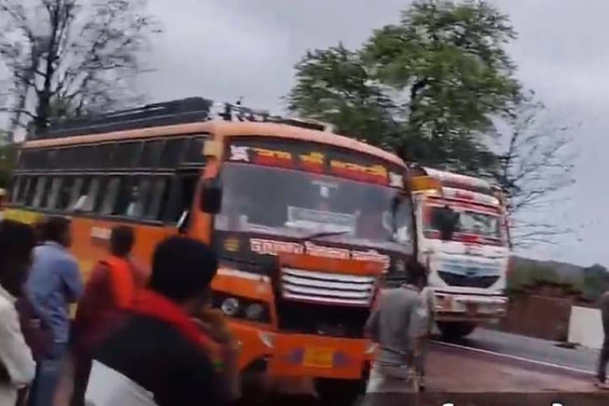 यात्री बसों की क्रॉसिंग के दौरान बाइक सवार को लगी टक्कर, मौत