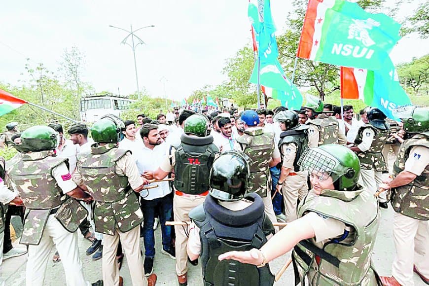 गुस्साए छात्रों पर पुलिस ने चलाया टियर गैस, वाटर कैनन