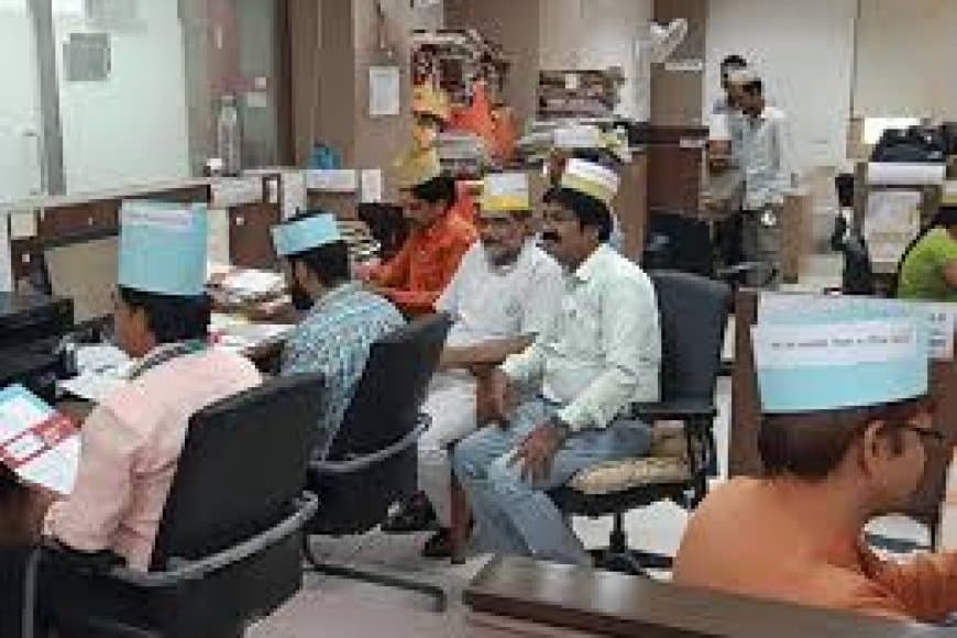 मंत्रालय में टोपी पहनकर विरोध: MP में प्रमोशन नियमों पर विवाद, आरक्षित वर्ग के पास उच्च पद?