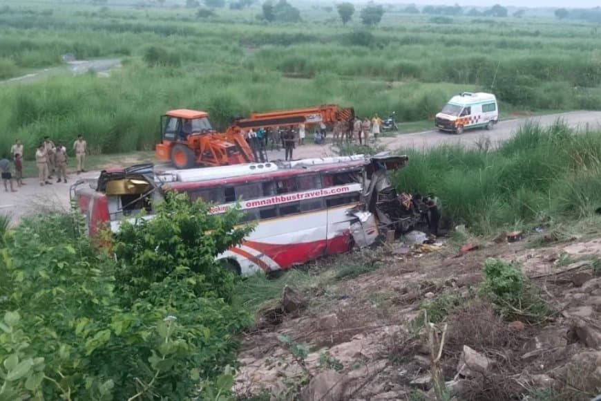आगरा-लखनऊ एक्सप्रेस-वे की रेलिंग तोड़ नीचे जा गिरी बस