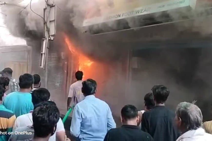 इलेक्ट्रॉनिक दुकान में लगी आग से लाखों का नुकसान