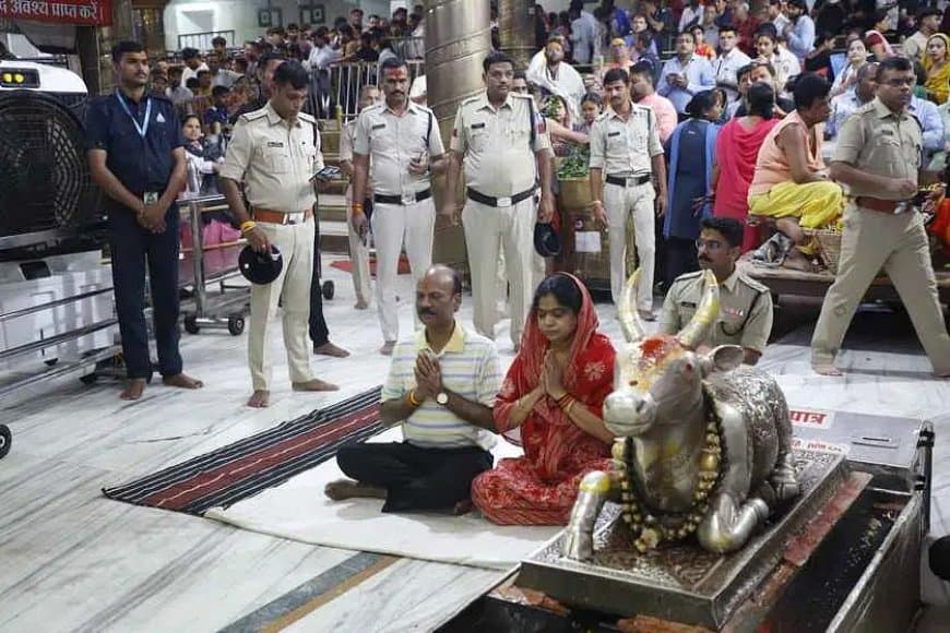 महाकाल की शरण में पत्नी संग पहुंचे डीजीपी 