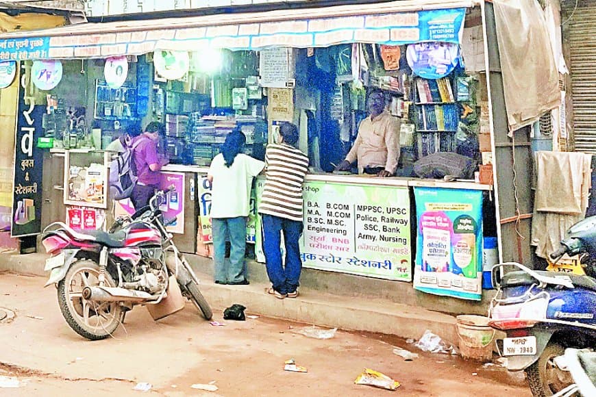 कैसे हो पढ़ाई: छात्रों को ढूढ़े नहीं मिल रहीं एनसीईआरटी की किताबें