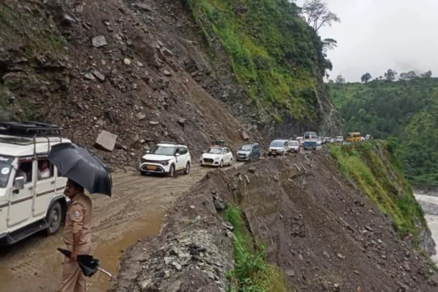 बदरीनाथ हाईवे पर गिरा भारी मलबा, आवाजाही बंद