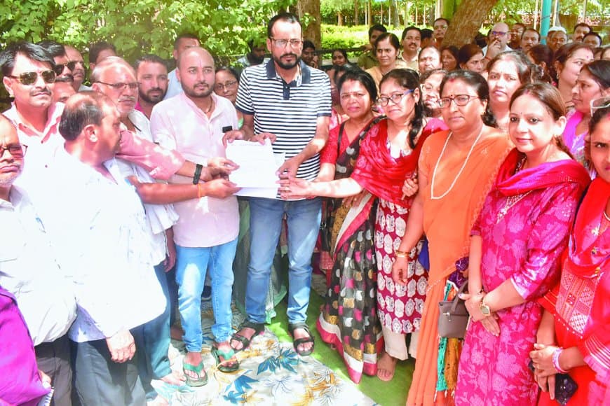 इधर अतिथि शिक्षकों की नियुक्ति शुरू, उधर डिजिटल हाजिरी के विरोध में नियमित शिक्षक