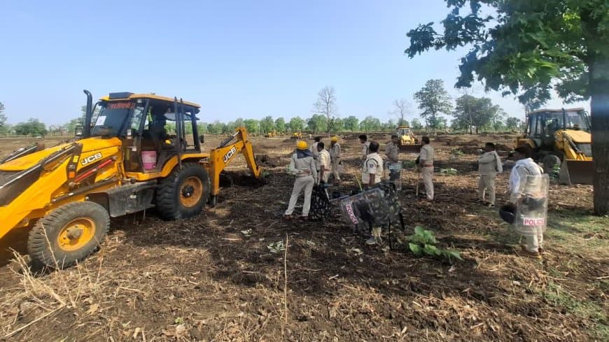 खंडवा में 'ऑपरेशन क्लीन': अवैध कब्जेदारों का तांडव, पुलिस ने खदेड़ा