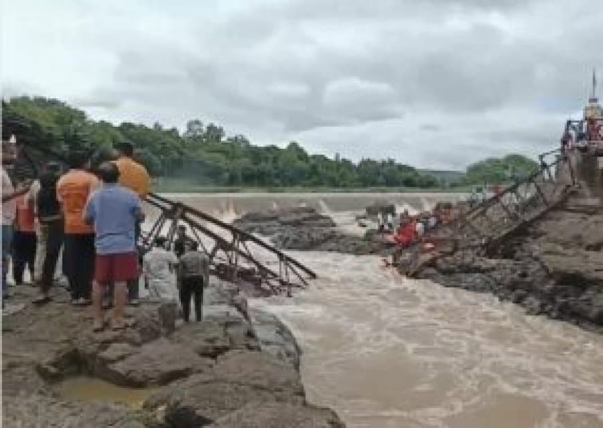 पुणे पुल हादसा: इंद्रायणी नदी पर पुल टूटा, 6 की मौत का दावा, 20-25 के बहने की आशंका
