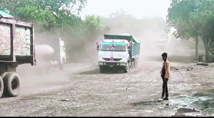 कोल परिवहन में लगे ट्रेलर मानकों की उड़ा रहे धज्जियां, जिम्मेदार मेहरबान