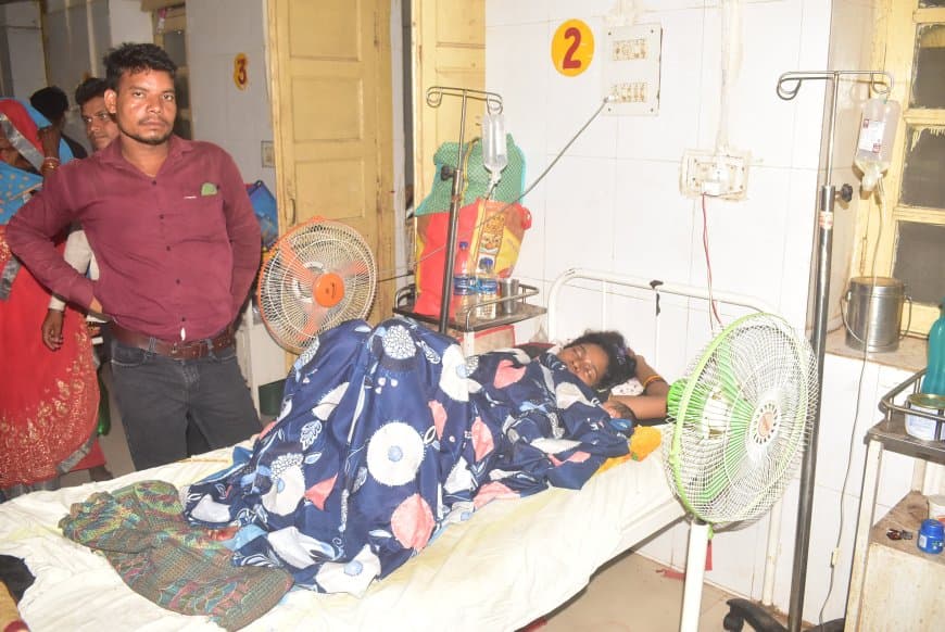 अस्पताल है या तपता तंदूर ! घर से पंखे लाने परिजन मजबूर