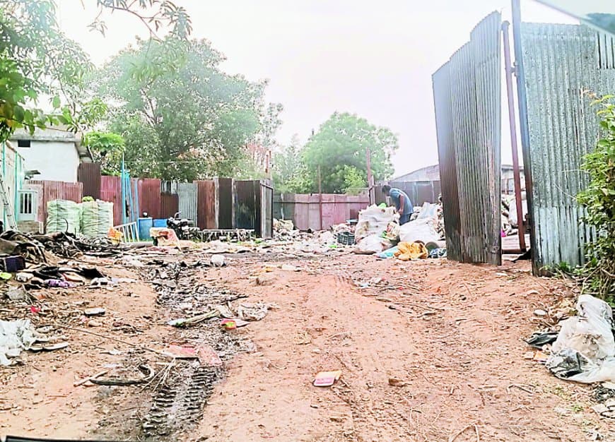 एनसीएल की जमीन पर चल रहा कबाड़ी का अवैध कारोबार