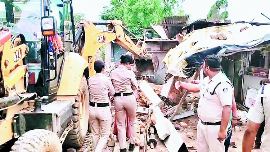 अतिक्रमण कर बनाई गई दो दर्जन दुकानों पर प्रशासन का चला बुलडोजर