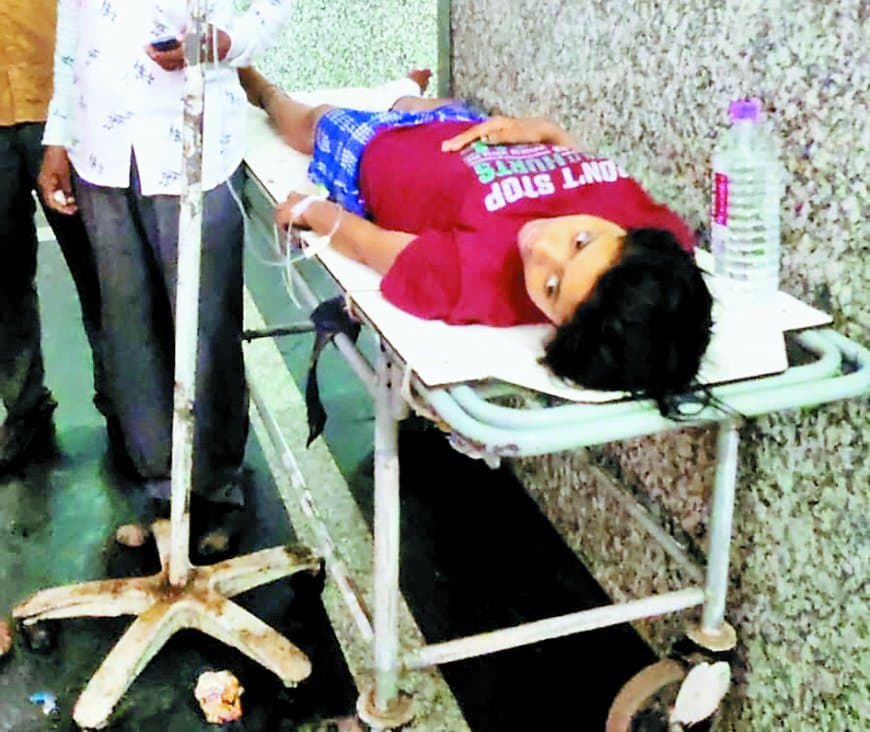 जिला अस्पताल के गेट में ढाई घंटे स्ट्रेचर पर पड़ा रहा मरीज