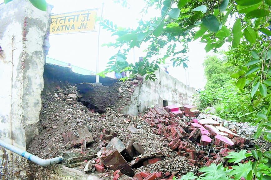 रेलवे प्लेटफॉर्म एक की बाउंड्री गिरी, यात्रियों में हड़कंप