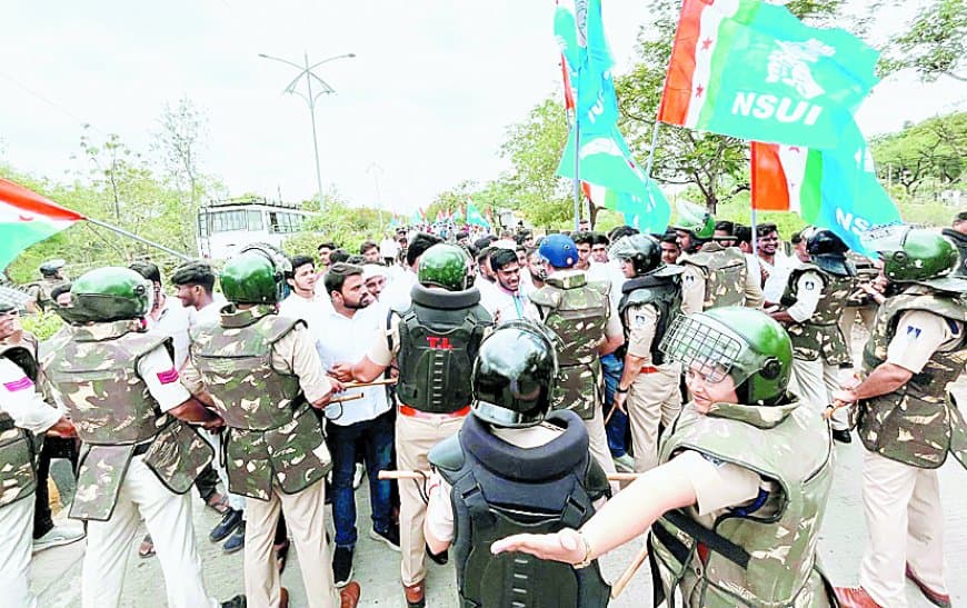 गुस्साए छात्रों पर पुलिस ने चलाया टियर गैस, वाटर कैनन