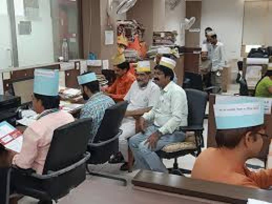 मंत्रालय में टोपी पहनकर विरोध: MP में प्रमोशन नियमों पर विवाद, आरक्षित वर्ग के पास उच्च पद?