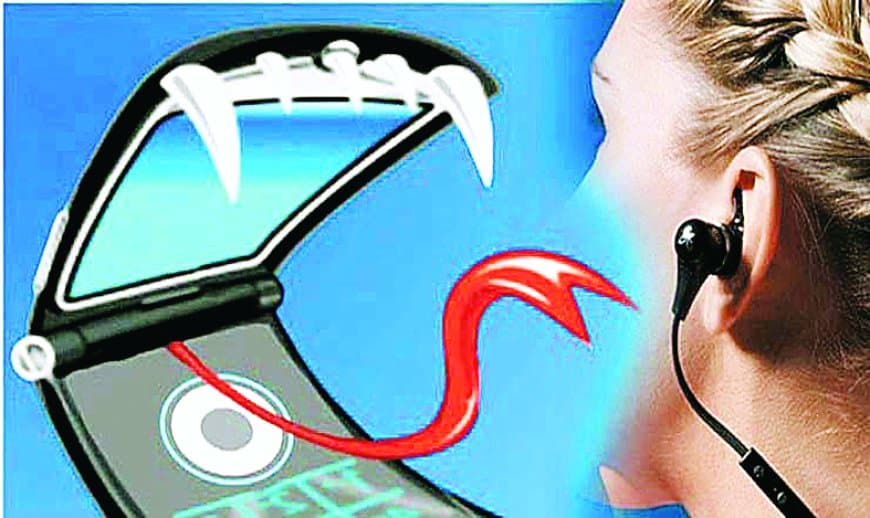 ईयर फोन व ईयर बड्स से लोग हो रहे बहरेपन का शिकार