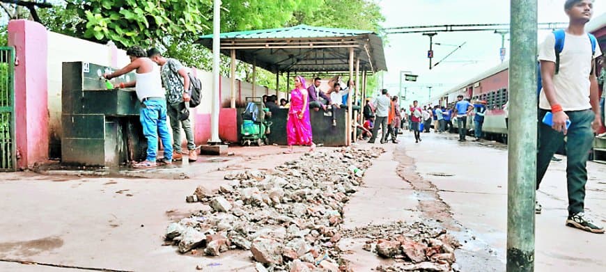 बीच प्लेटफार्म में हफ्ते भर से खुदी नाली, गिर रहे यात्री