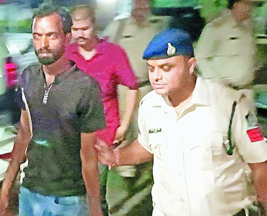 चार युवकों ने महिला से किया गैंगरेप, फिर पुरुष मित्रों से रेप करवाकर बनाया वीडियो