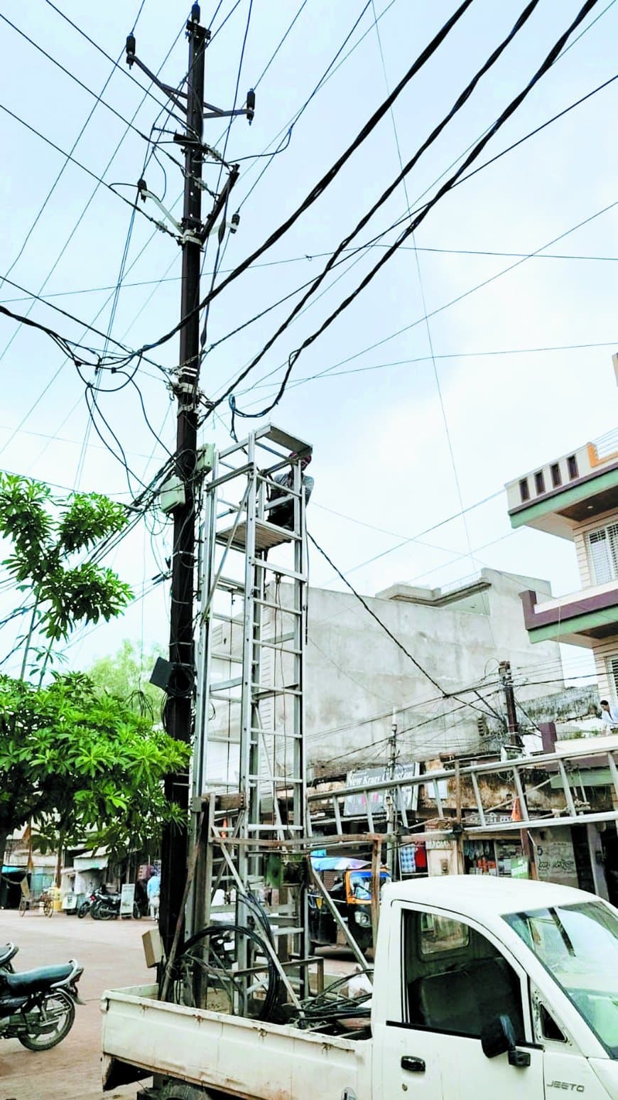 तीन ट्रांसफार्मर पर कहर बनकर टूटी 'बिजली' अंधेरे में डूबी रही कई कालोनियां