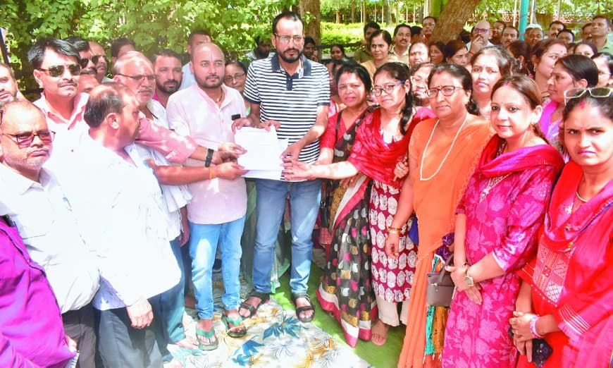 इधर अतिथि शिक्षकों की नियुक्ति शुरू, उधर डिजिटल हाजिरी के विरोध में नियमित शिक्षक