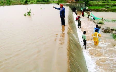 झरी पंचायत के बीहर नाला में 23 वर्षों बाद दिखा पानी