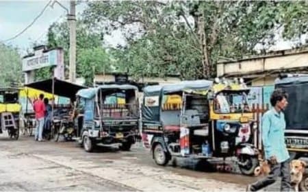 रेलिंग के किनारे रोज बढ़ रहा अतिक्रमण