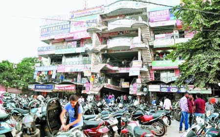 भवन अनुज्ञा के बाद शहर की बहुमंजिला इमारतों में मनमानी से किया गया निर्माण