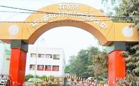 विकास की जमीनी हकीकत देखना है तो यहां की सड़कों पर निकलिए, हर तरफ दिखेंगे गड्ढे ही गड्ढे