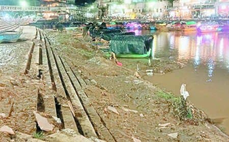 घाट में पड़ी सैकड़ों ट्राली मिट्टी को हटाने के लिए बाढ़ का प्रतीक्षा कर रहे अधिकारी
