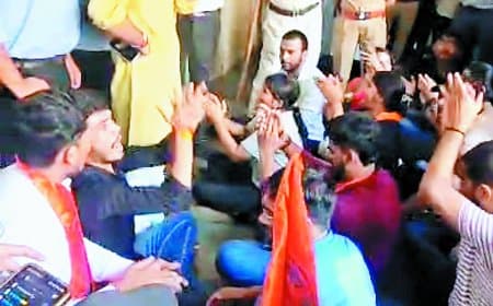 डॉक्टर को बर्खास्त करने एबीव्हीपी ने किया प्रदर्शन