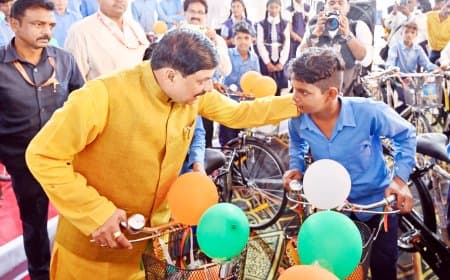CM यादव ने साझा किए सरकारी स्कूल के दिन: 'बोरी पर बैठते थे, बारिश में सिर ढकते थे'