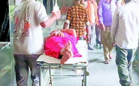 हाथ में सलाइन की बॉटल थामे अकेले स्ट्रेचर ले जाने को परिजन मजबूर