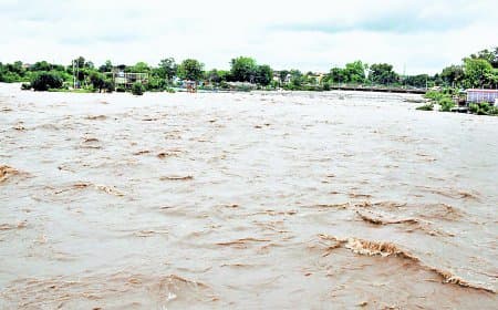 बिछिया-बीहर में उफान, कई मोहल्ले डूबे, सड़कें बंद