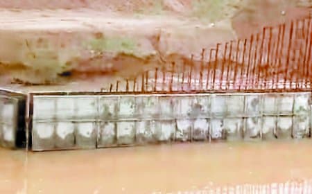 रेलवे ब्रिज के गड्ढे में डूबने से दो मासूमों की मौत