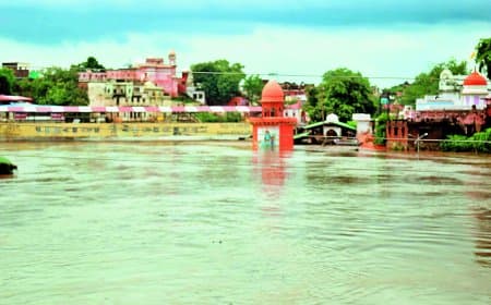 चित्रकूट में बाढ़ के हालात, सड़क पर चली नाव
