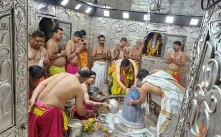 हर-हर महादेव के जयकारों से गूंजे शिवालय, सावन के पहले सोमवार पर विशेष पूजा