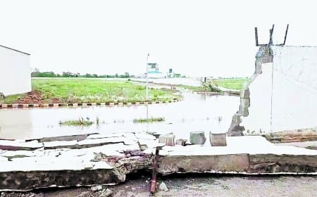 एयरपोर्ट की बाउंड्री धड़ाम, इंजीनियरिंग में गड़बड़ी या कुछ और..., उठ रहे सवाल