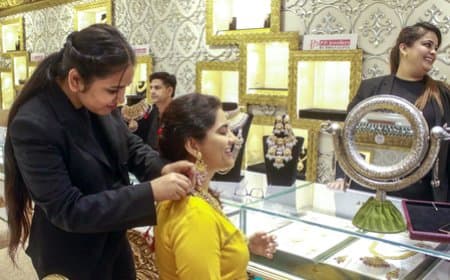सोना-चांदी के कम हुए दाम, पीली धातु की कीमत 300 रुपए से ज्यादा गिरी