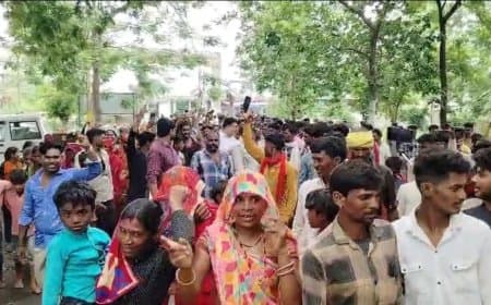 8 ट्रैक्टर ट्रालियों से पहुंची महिलाएं बच्चे और पुरुष, कलेक्ट्रेट में उमडा हुजूम