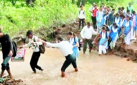 जान जोखिम में डालकर विद्यालय जा रहे बच्चे, प्रशासन बेखबर