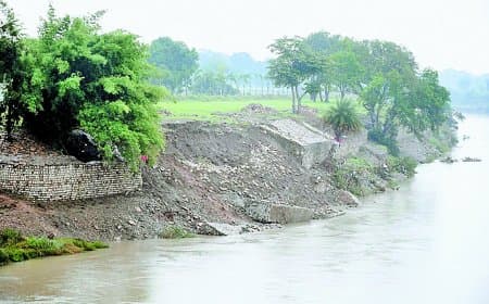 आखिर जिस दीवार को शांति रॉयल स्टेट ने नदी में खड़ी की थी, उसे बीहर नदी ने कर दिया तहस-नहस