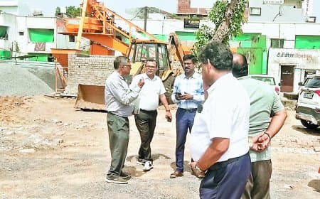 निरीक्षण : आरकेएस कर्मियों के साथ पार्किंग ठेके दार को कलेक्टर की फटकार