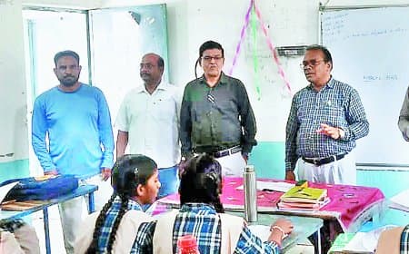 गजब है...डीईओ को स्कूल में नदारद मिले छात्र, शिक्षक ने कहा- रोपा लगाने गए हैं
