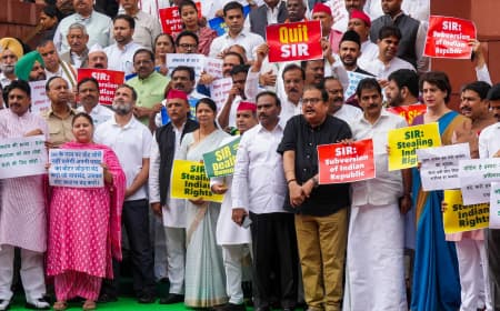 बिहार मतदाता सूची विवाद: BJP का आरोप - 'विपक्ष घुसपैठियों को दिलाना चाहता है वोट', संसद में हंगामा