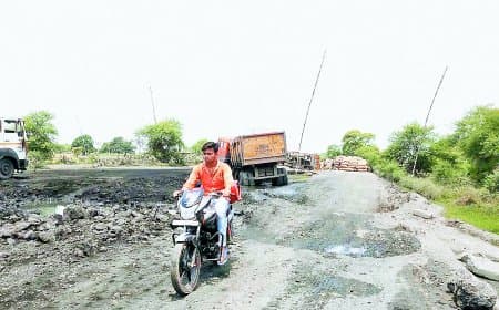 दशकों से पदस्थ एमपीआरडीसी का सहायक प्रबंधक घटिया निर्माण कार्य को दे रहा बढ़ावा, सिंगरौली-सीधी फोरलेन और परसौना मार्ग बना दुर्घटनाओं का कारण